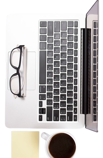 Espacio de trabajo con portátil y gafas: donde creamos tu presencia online.